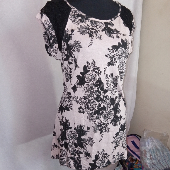 Carol Rose Black and Cream Floral Top Whimsigoth - Picture 7 of 11
